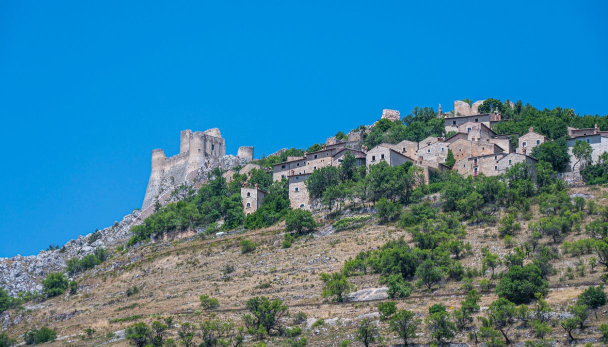 Vista dal basso del Borgo di Rocca Calascio in Abruzzo