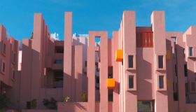 Alla scoperta della Muralla Roja, il labirintico edificio rosso a strapiombo sul mare