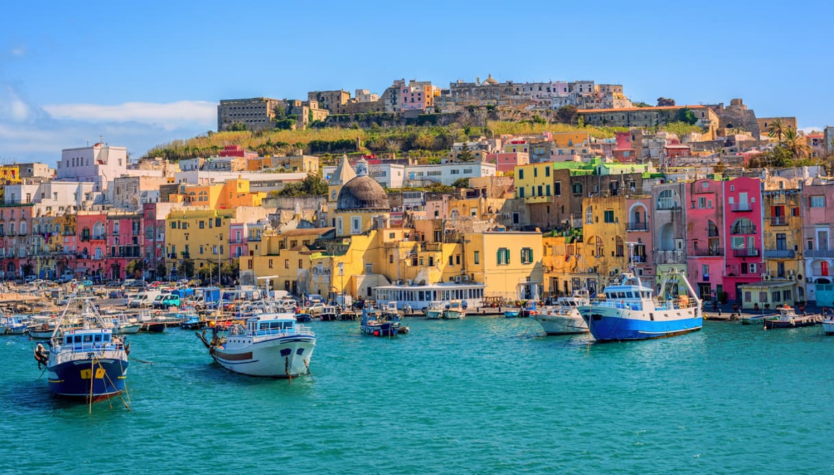 Uno scorcio dell'isola di Procida, uno dei porti dell'isola campana