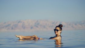 Perché si galleggia nelle acque del Mar Morto?