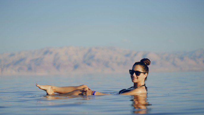 Perché si galleggia nelle acque del Mar Morto?