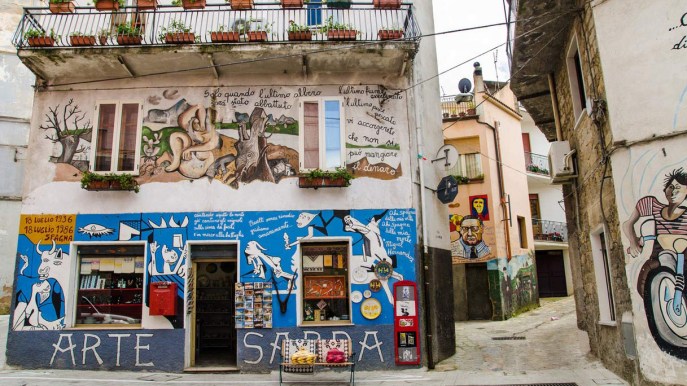 Orgosolo, il paese-museo della Sardegna celebre per i suoi murales