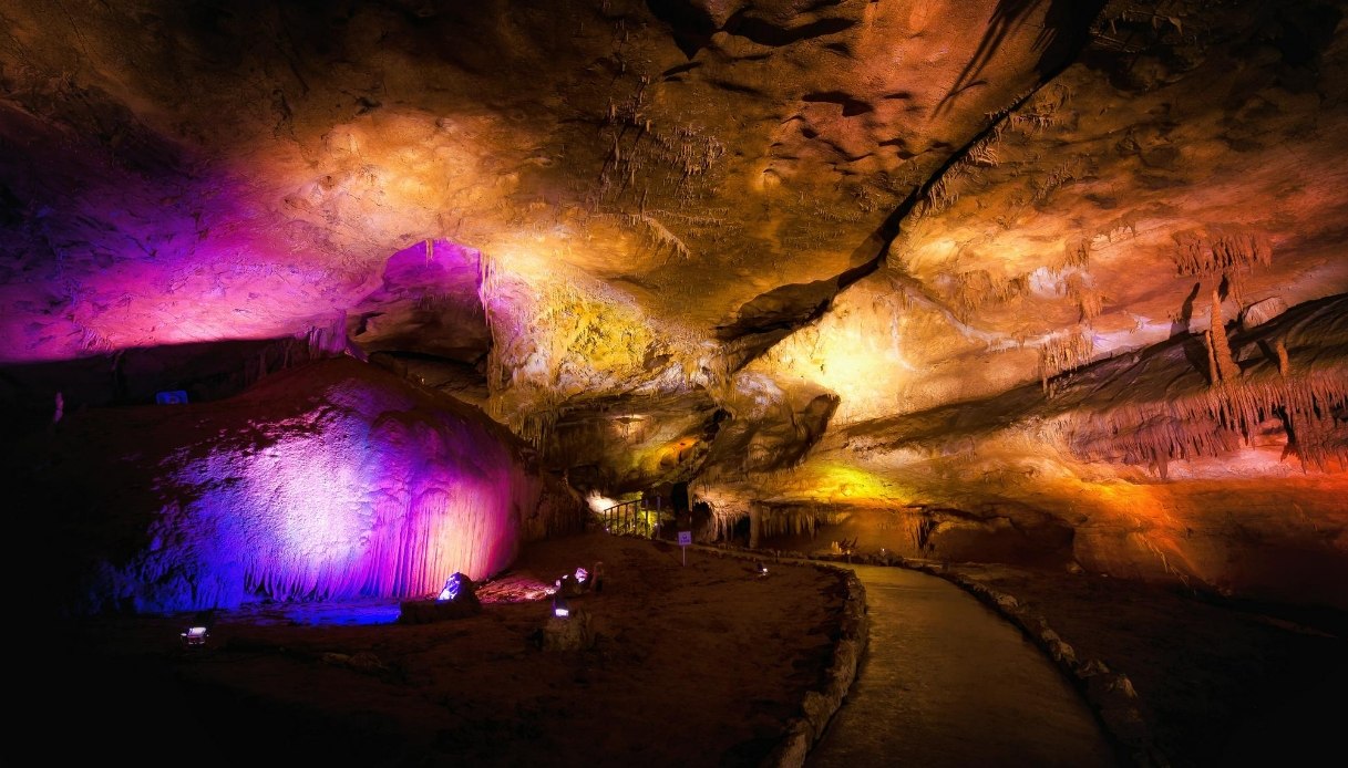 Il fascino suggestivo degli interni della Grotta Gigante