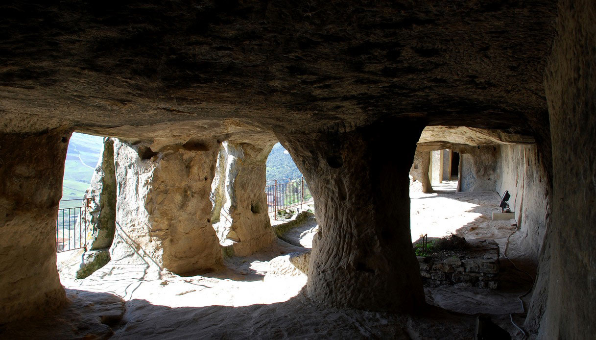 Grotte di Sperlinga