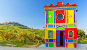 Nelle Langhe c’è una chiesetta coloratissima che attira migliaia di turisti