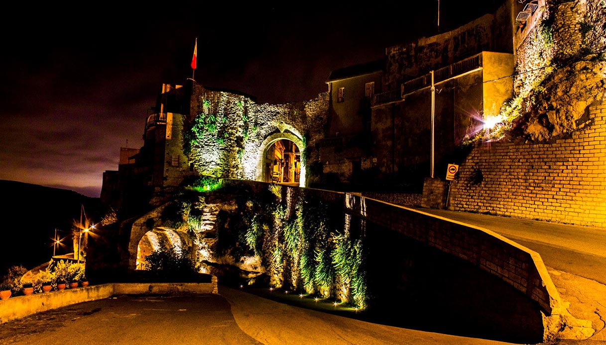 Porta Milazzo di notte