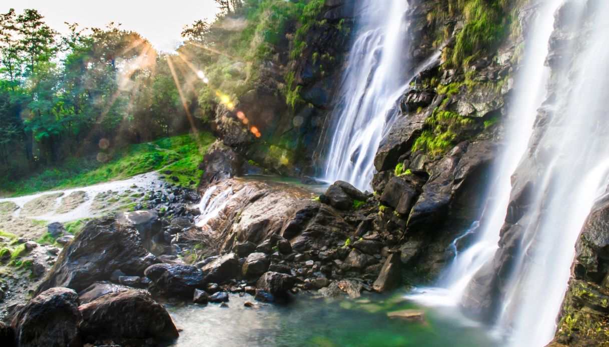 Foto delle cascate dell'Acquafraggia, spettacolo naturale della Valchiavenna nei pressi di Piuro
