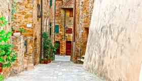 Cetona, il borgo toscano immerso tra i cipressi e gli ulivi