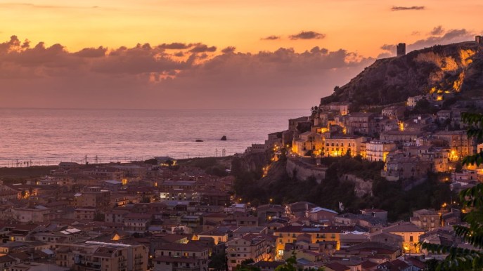 Amantea, scogli e movida ai piedi di una rupe incantata