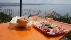 Cosa sono le osmize e perché andarci è un’esperienza unica