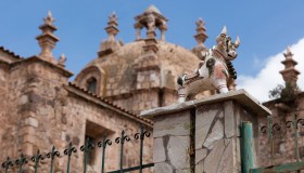 Più di un portafortuna, cosa sono quelle statuine sui tetti delle case peruviane