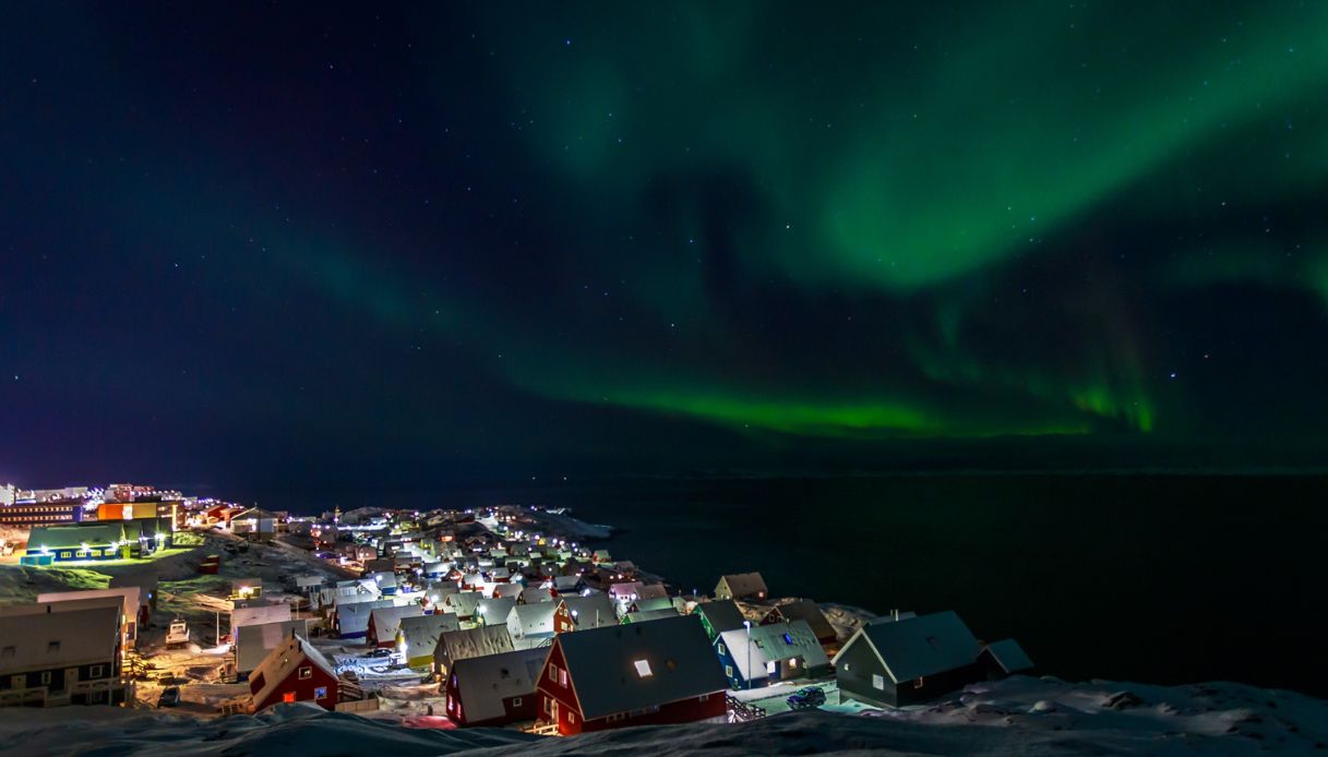 Aurora Boreale visibile dalla città di Nuuk