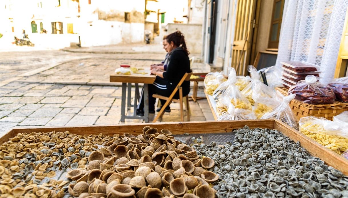 A Bari c’è una strada magica: quella delle orecchiette