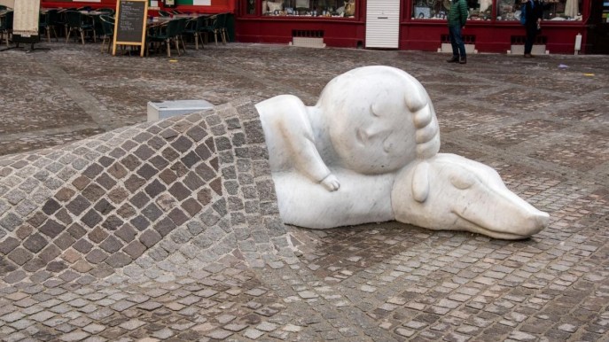 Se anche voi avete un cane, questa statua vi scioglierà il cuore
