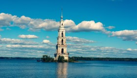 Cosa ci fa questo campanile solitario in mezzo all’acqua?