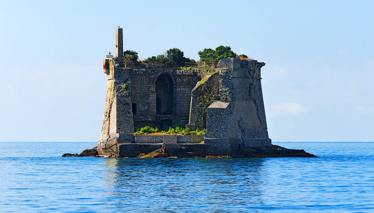 Scola, storia della torre solitaria che emerge dal mare