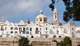 Locorotondo: il bianco borgo pugliese tra sogno e realtà