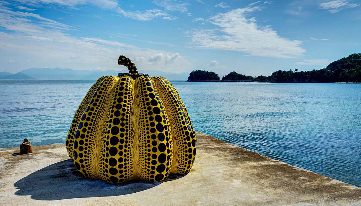 Cosa ci fa una zucca gigante in riva al mare? Alla scoperta dell'isola di Naoshima