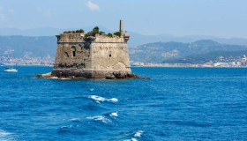 Scola, storia della torre solitaria che emerge dal mare