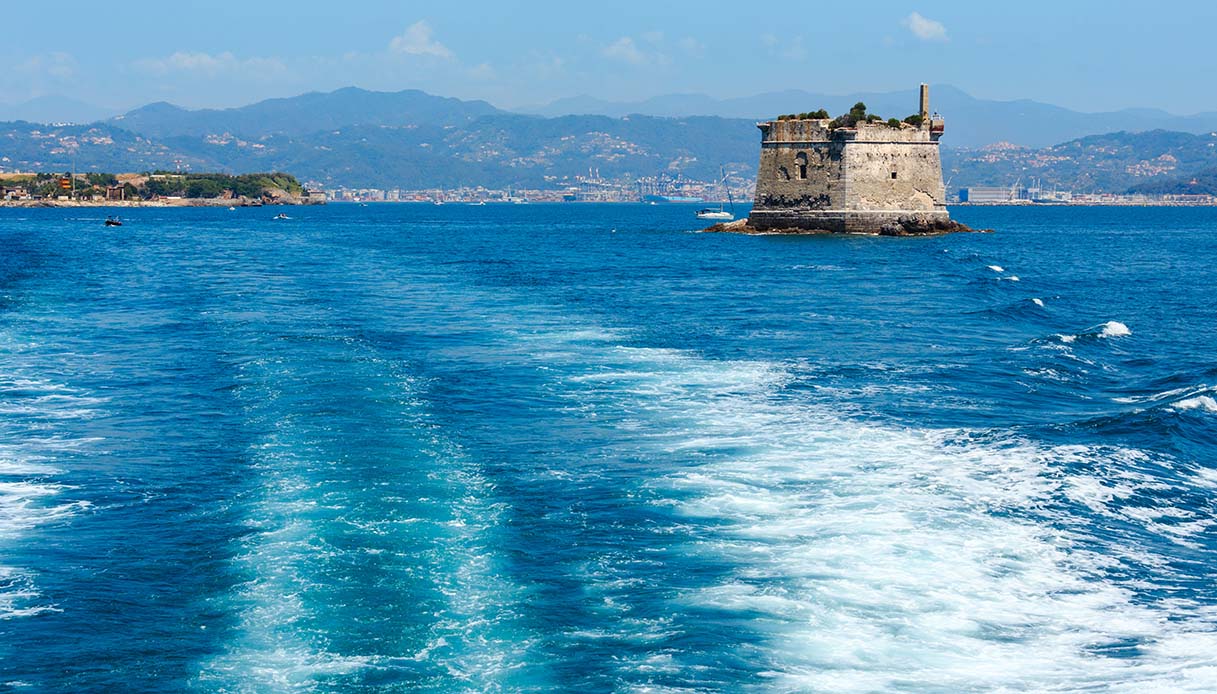 Scola, storia della torre solitaria che emerge dal mare