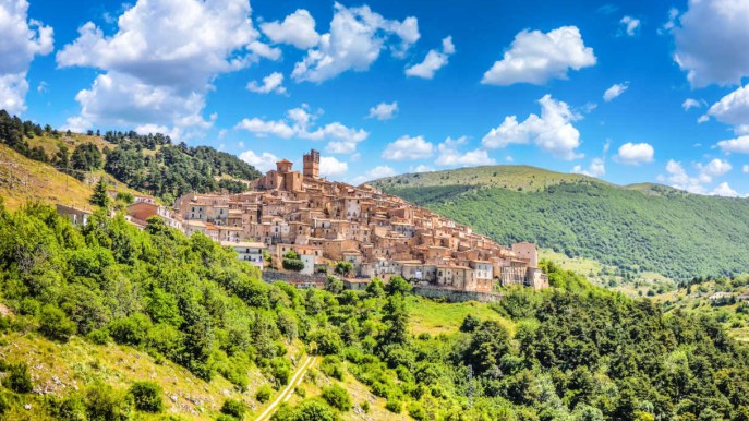Cosa vedere a Castel del Monte, il borgo degli “sporti”
