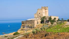 Roseto Capo Spulico tra mare e castello