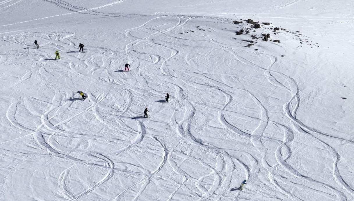 Piste coperte da neve naturale, impianti moderni e pochi turisti per chi scia in Georgia