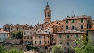 Urbania, viaggio nella città della Befana