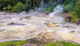 Nelle Azzorre, puoi cucinare la tua cena all’interno di un vulcano