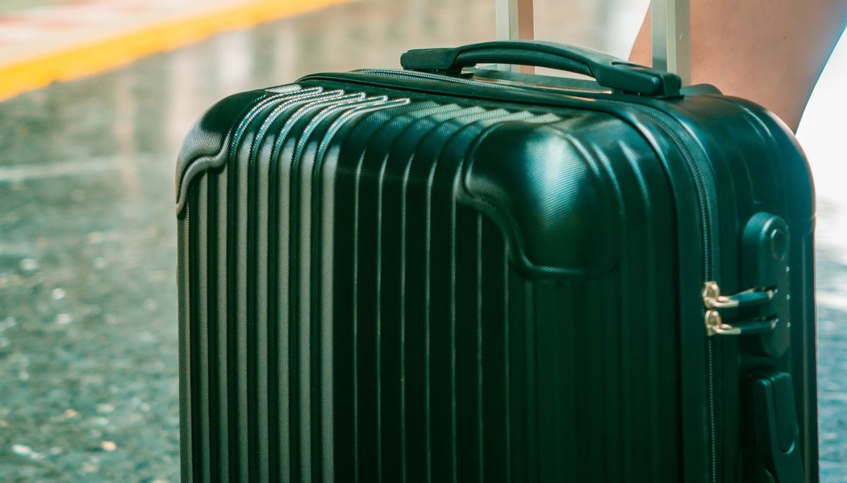 Valigia trolley verde con chiusura TSA per evitare furti