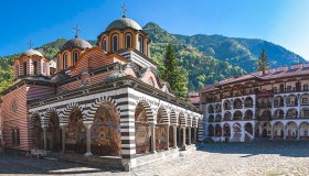 Il monastero di Rila, una cittadella tra le montagne della Bulgaria
