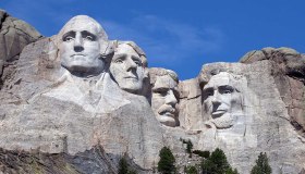 Chi sono le persone scolpite nella roccia del monte Rushmore?