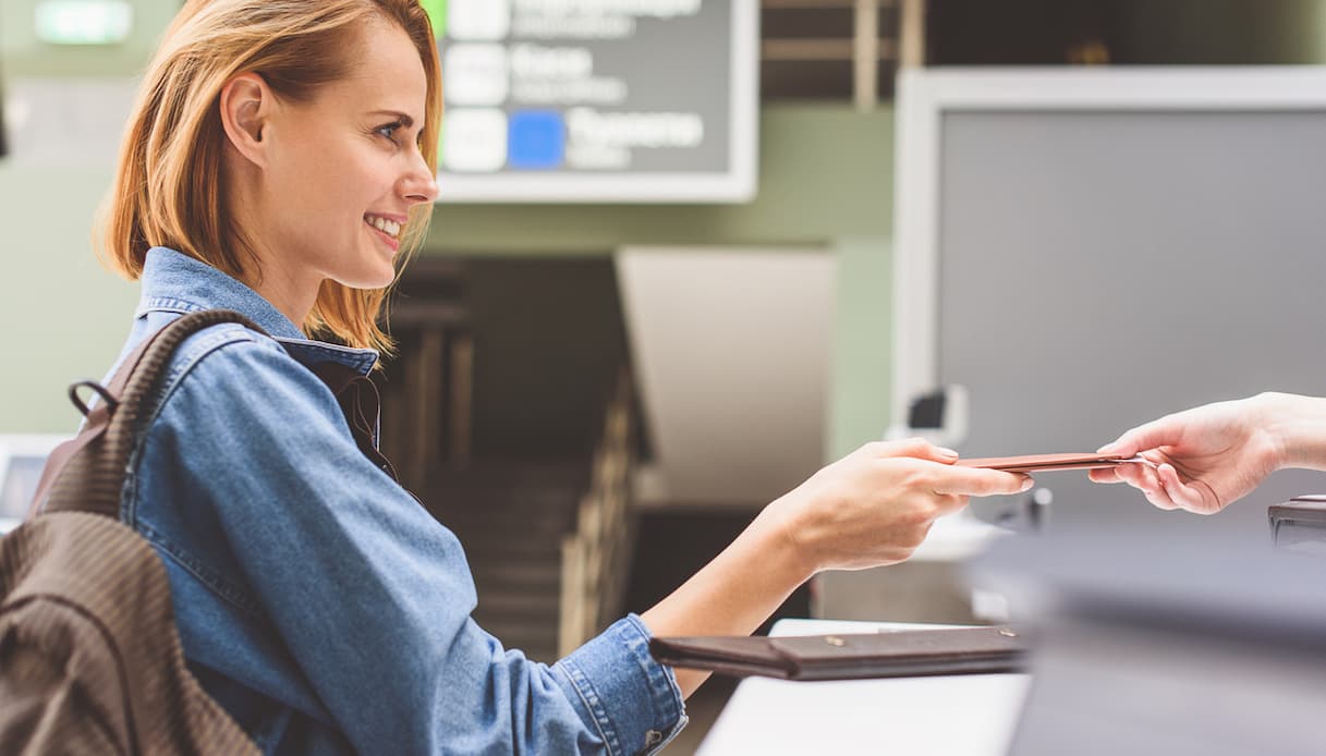 Ragazza in aeroporto