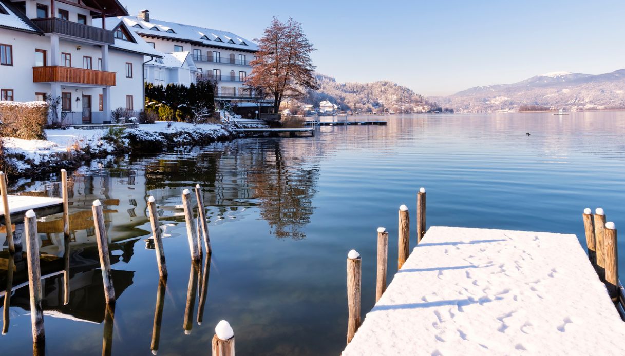 Vista del lago di Wörthersee in inverno, dove si affaccia il borgo di Maria Wörth