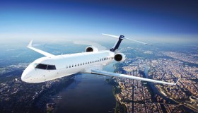 Perché molti aerei sono dipinti di bianco: la spiegazione scientifica