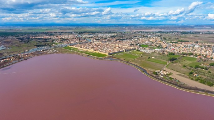 Aigues-Mortes, la salina rosa più grande del Mediterraneo
