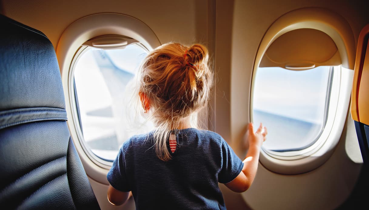 Bambina, finestrino, aereo