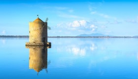 Cosa fare a Orbetello, la città col mulino che spunta dalle acque