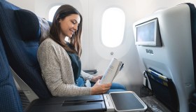 Tutte le cose che non andrebbero mai fatte sull’aereo, secondo l’esperto di viaggi