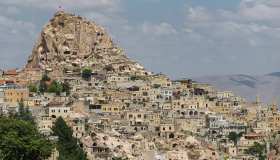 Uchisar, la città scavata nella roccia, è la Matera turca
