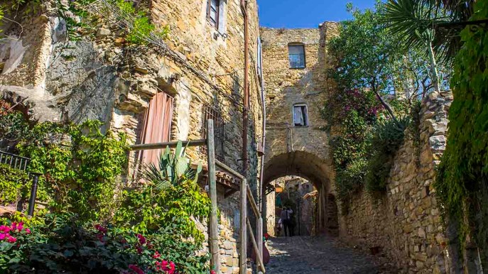 Bussana Vecchia, l’antico borgo abbandonato rinato dalla passione degli artisti