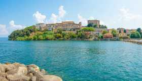 Capodimonte, il borgo del Lazio che si affaccia su un lago da sogno