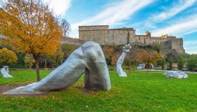 Il gigante della Valle di Faul emerge da un prato. Questa è la sua storia