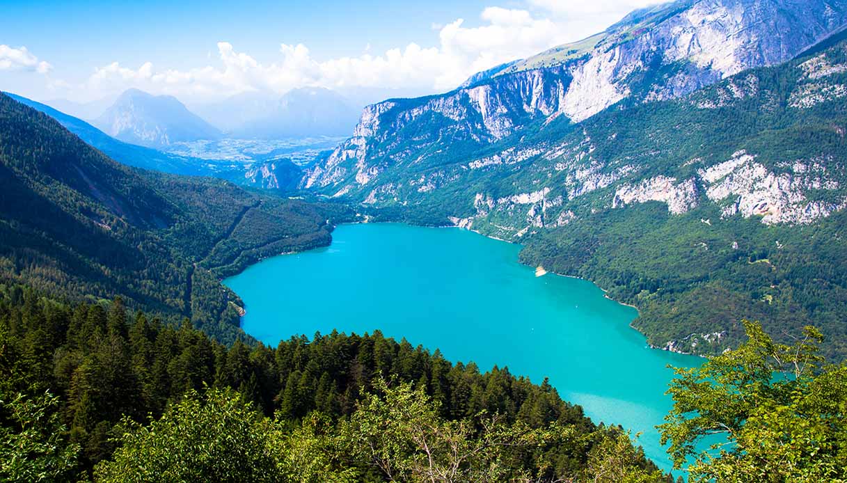 Lago di Molveno, specchio d’acqua turchese circondato dalle Dolomiti