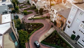 Percorsi tortuosi, vie dello shopping, street art: le strade più famose del mondo