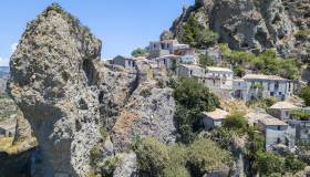 Pentadattilo, il bellissimo borgo su una roccia a forma di mano