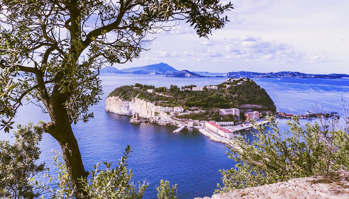 L’isola di Nisida, che ha ispirato una splendida canzone
