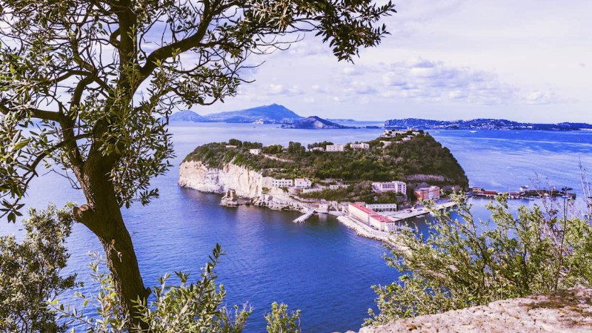 L’isola di Nisida, che ha ispirato una splendida canzone