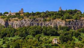 Le affascinanti case rupestri del Pozzo della cava a Orvieto