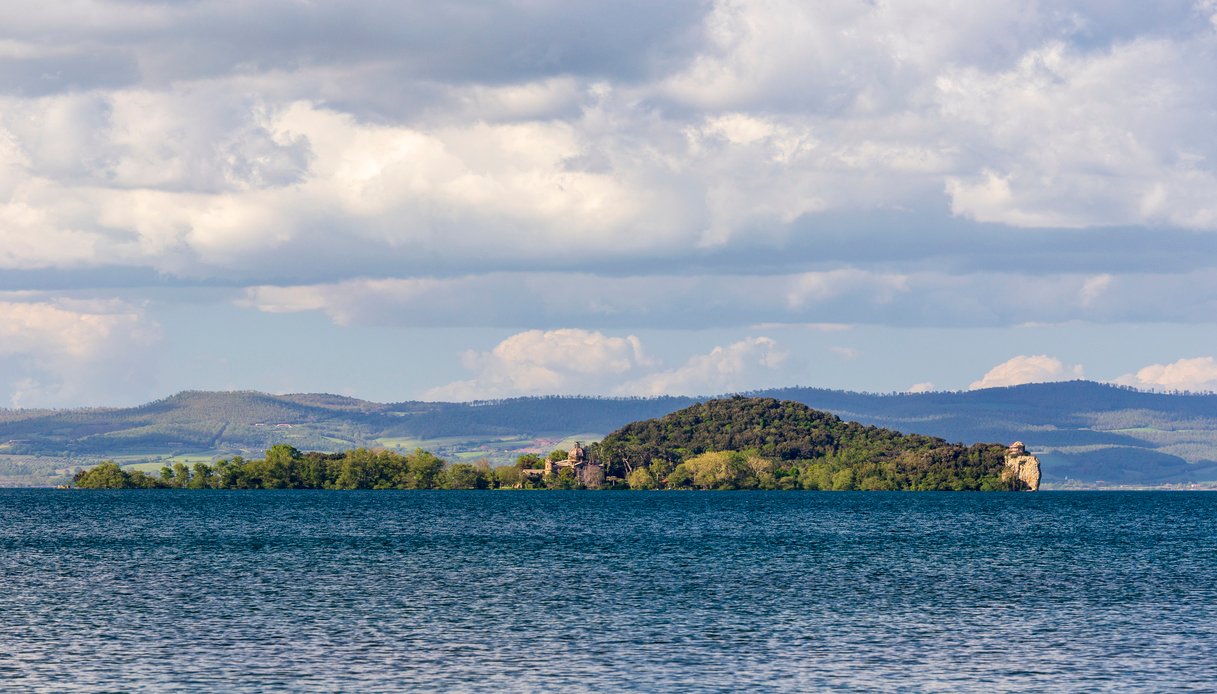 Le isole del lago di Bolsena, oasi verdi in uno specchio turchese